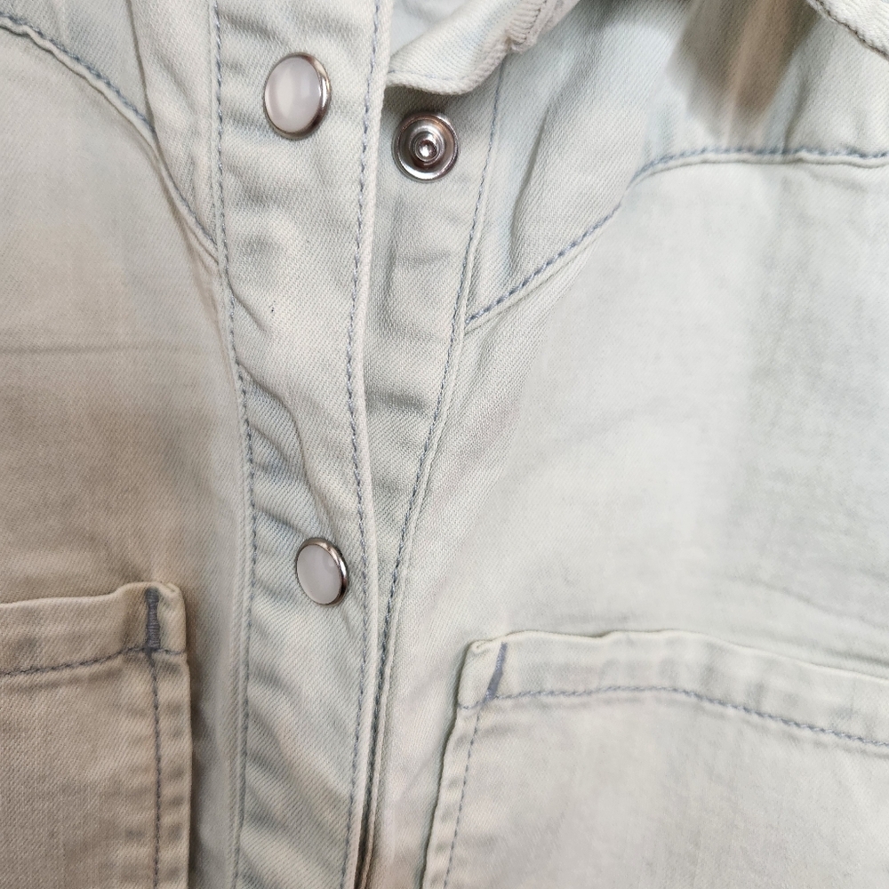 IDYLLWIND By Miranda Lambert Light Denim Chambray Sleeveless Shirt Pearl Snap - Picture 6 of 8